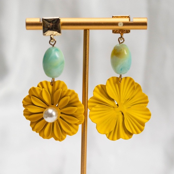 ✨Modcloth Linnea Earrings - Picture 3 of 4